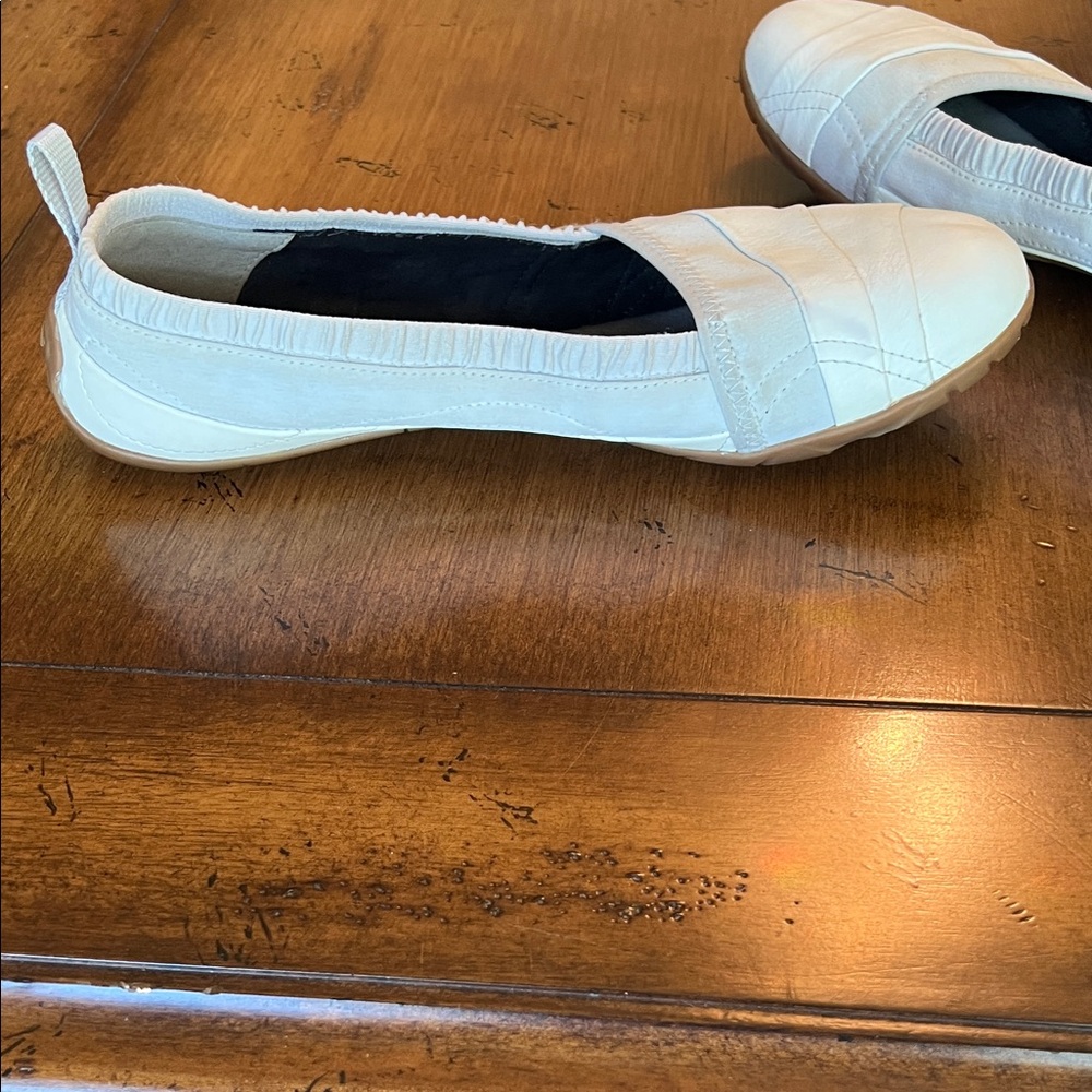 Merrell Women's Beige Slip-On Flats - Picture 5 of 7